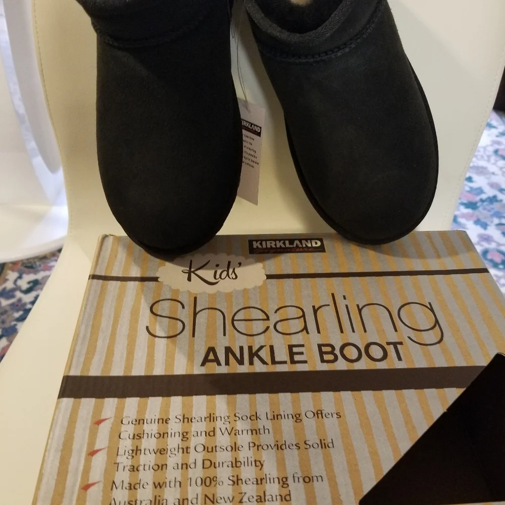 Kirkland Signature Black Shearling Ankle Youth Boot size 3 youth girl e…